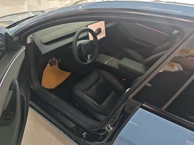 Tesla Model 3 — Фото автомобиля 15
