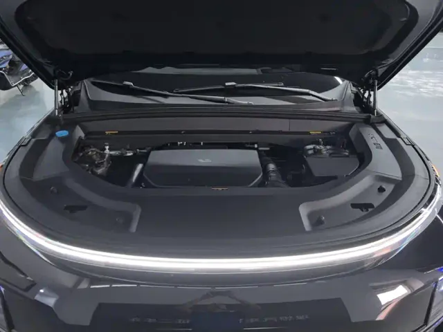 Li Auto L8 — Фото автомобиля 10
