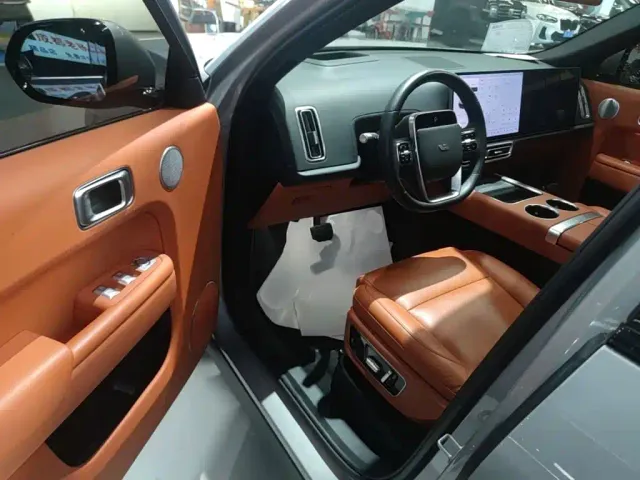 Li Auto L8 — Фото автомобиля 15