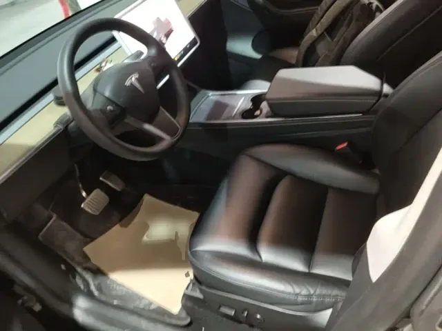 Tesla Model Y — Фото автомобиля 14