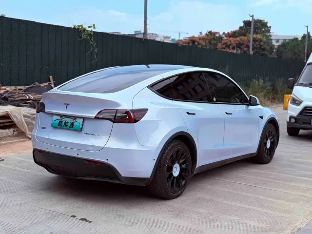 Tesla Model Y — Фото автомобиля 12