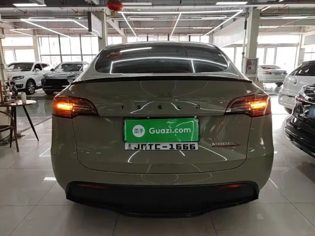 Tesla Model Y — Фото автомобиля 5