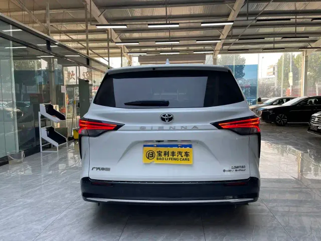 Toyota Sienna — Фото автомобиля 9