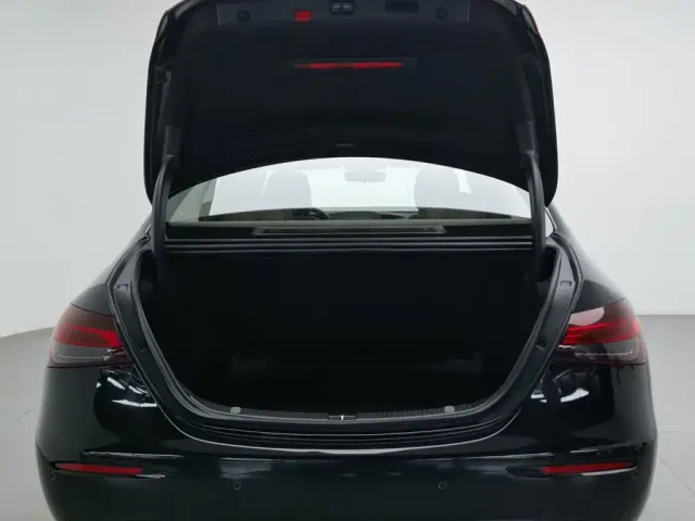 Mercedes-Benz E-Class — Фото автомобиля 16