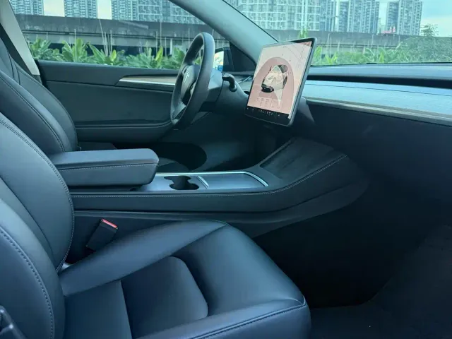Tesla Model Y — Фото автомобиля 11