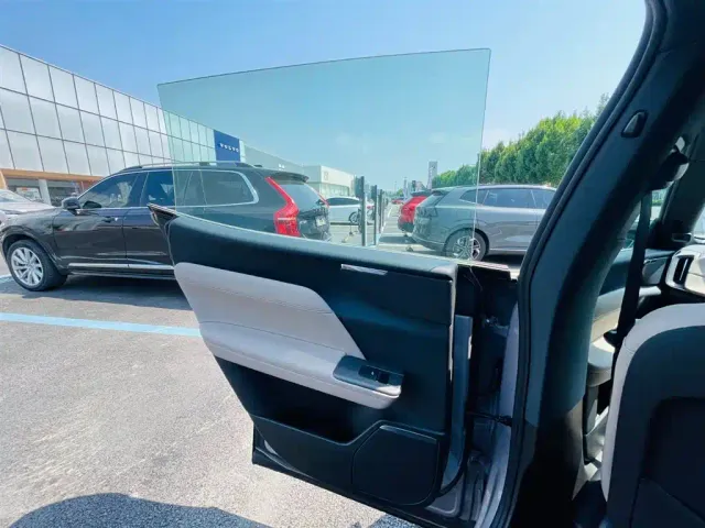 Volvo XC70 Plug-in Hybrid — Фото автомобиля 9