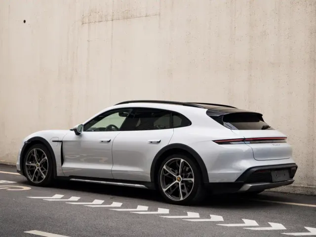 Porsche Taycan — Фото автомобиля 8