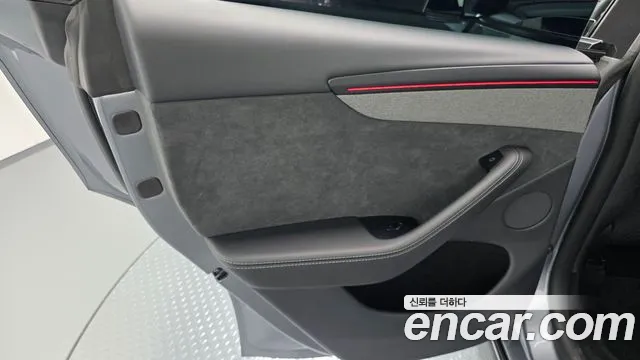 Tesla Model Y — Фото автомобиля 14