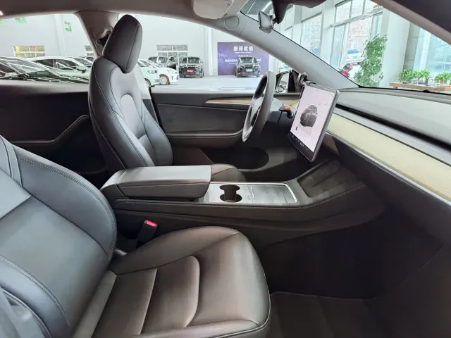 Tesla Model Y — Фото автомобиля 17