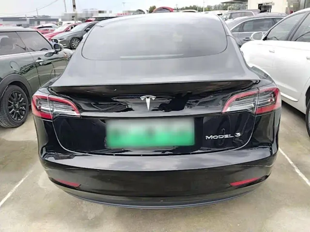Tesla Model 3 — Фото автомобиля 5