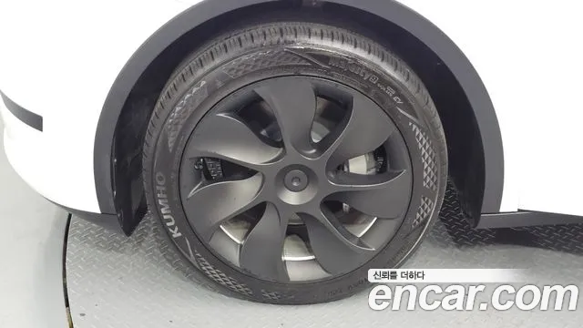 Tesla Model Y — Фото автомобиля 5