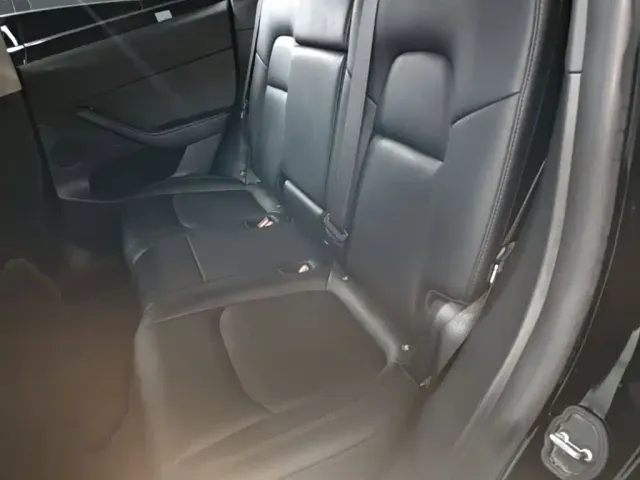 Tesla Model Y — Фото автомобиля 16