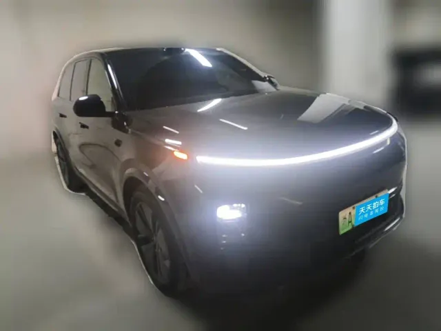 Li Auto L8 — Фото автомобиля 3
