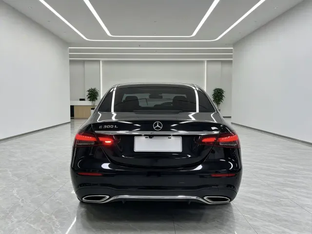 Mercedes-Benz E-Class — Фото автомобиля 3