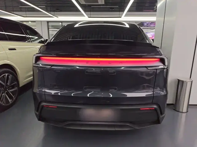 Tesla Model Y L — Фото автомобиля 5