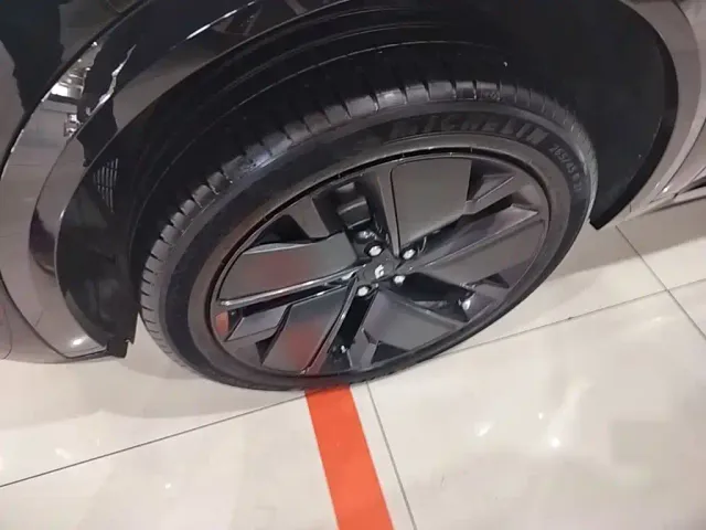 Li Auto L8 — Фото автомобиля 22