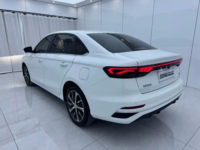 Geely Emgrand — Фото автомобиля 5