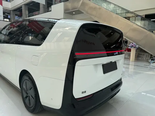 Li Auto MEGA — Фото автомобиля 10