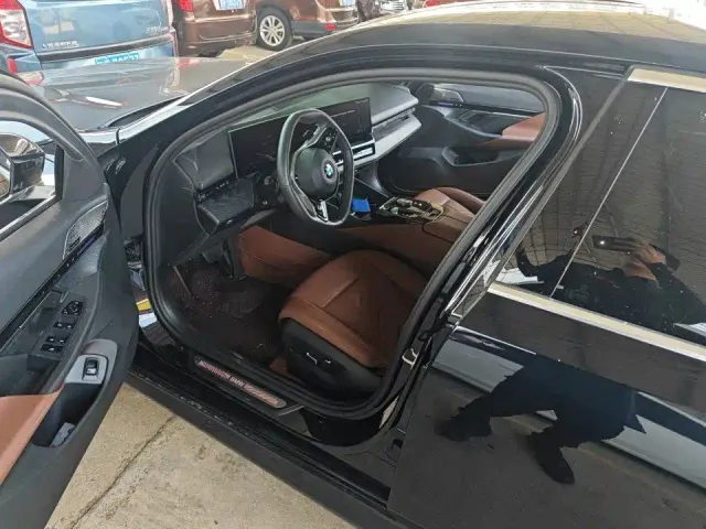 BMW 5 Series — Фото автомобиля 3