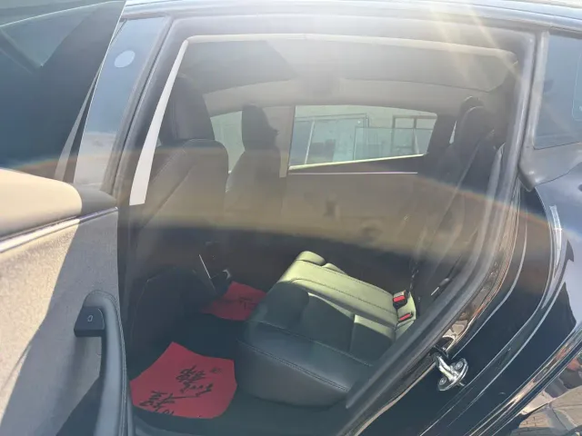 Tesla Model 3 — Фото автомобиля 5