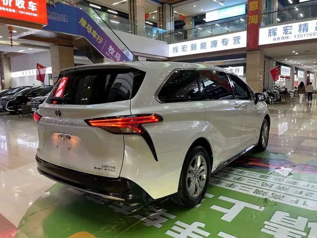 Toyota Sienna — Фото автомобиля 8