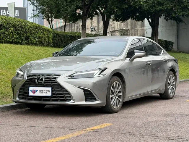 Фотография автомобиля — Lexus ES