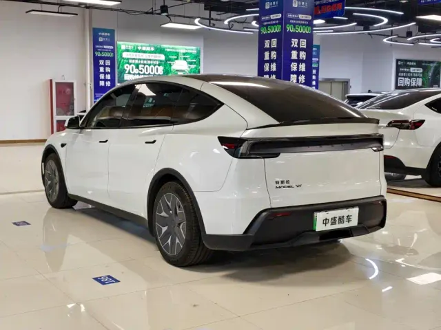 Tesla Model Y L — Фото автомобиля 7