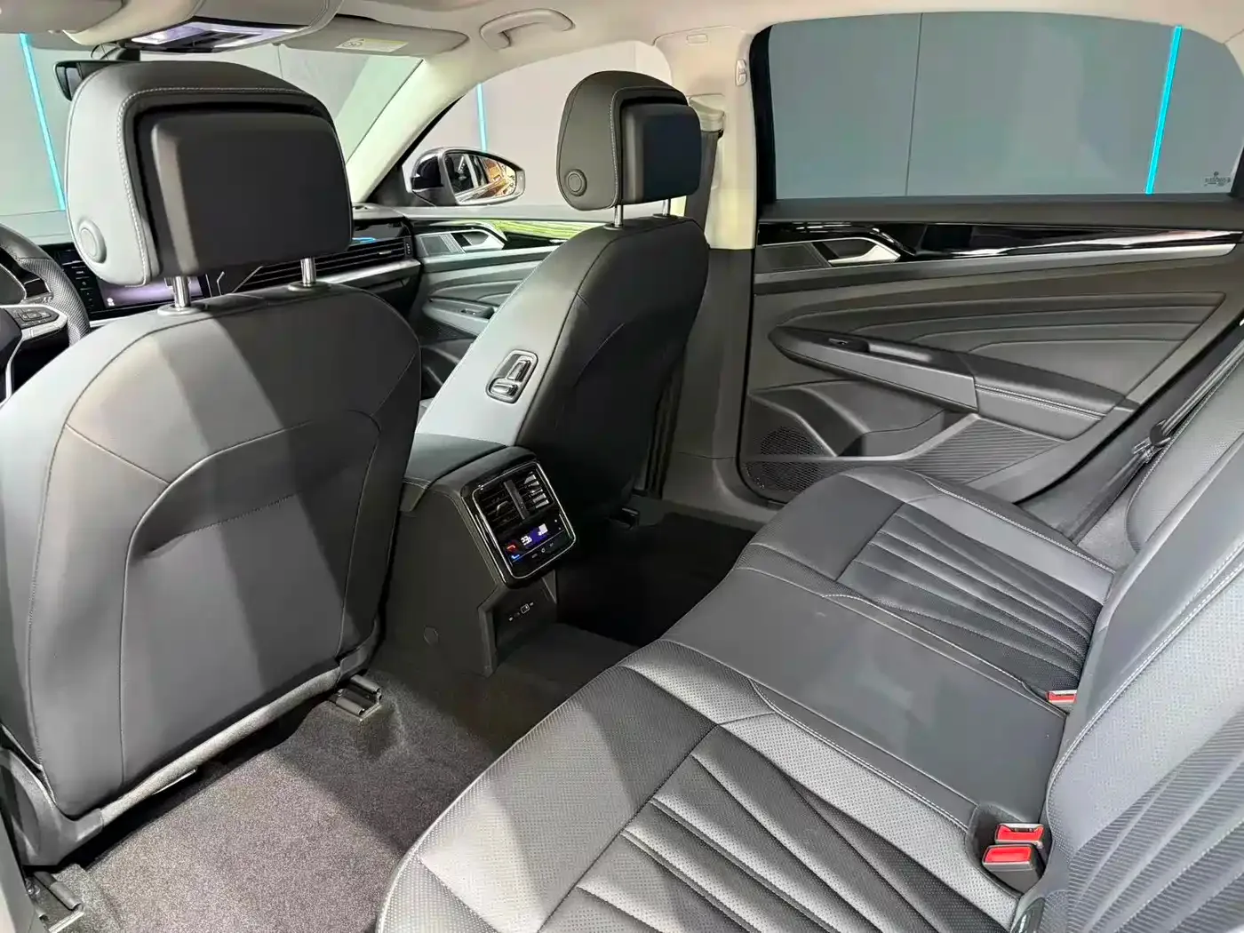 Volkswagen Passat 2025 Outstanding 380TSI Starlight Dragon Soaring Edition — Фото автомобиля 9
