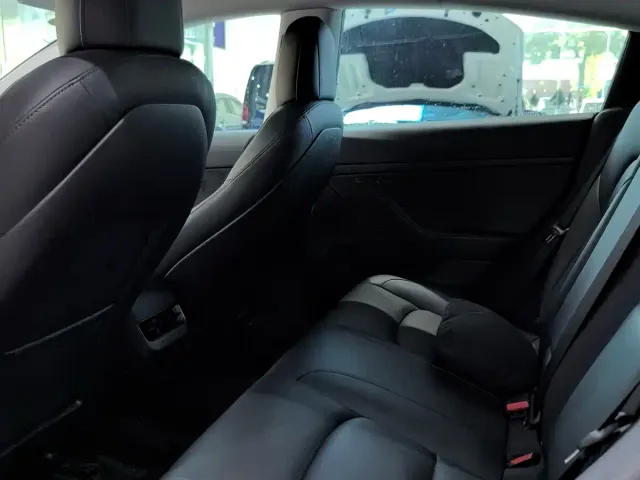 Tesla Model 3 — Фото автомобиля 5