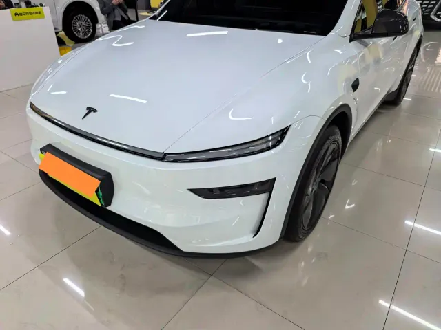 Tesla Model Y — Фото автомобиля 14
