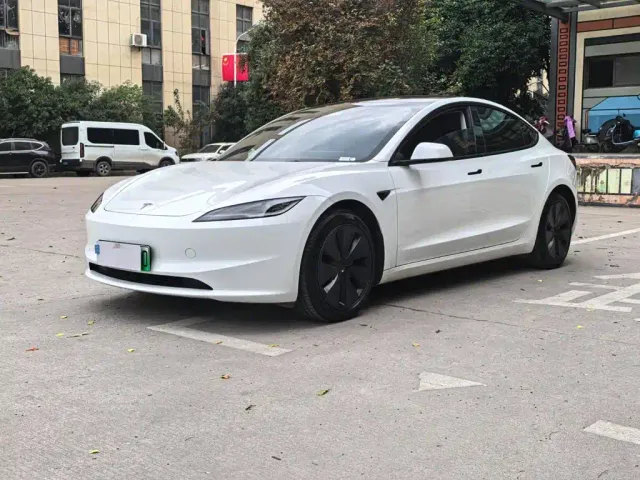 Фотография автомобиля — Tesla Model 3