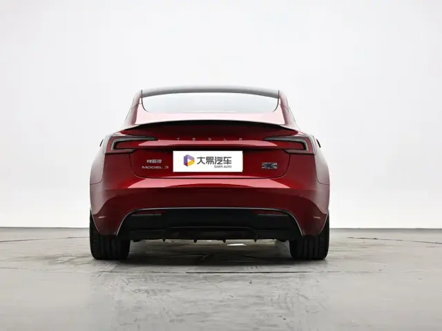 Tesla Model 3 — Фото автомобиля 4
