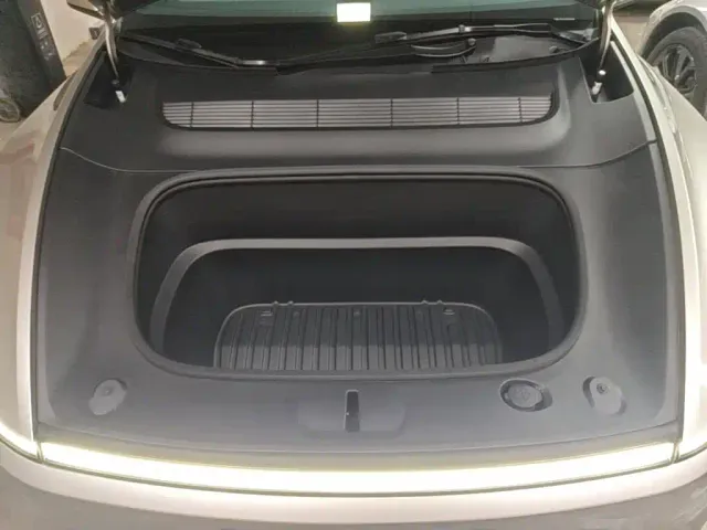 Tesla Model Y L — Фото автомобиля 19