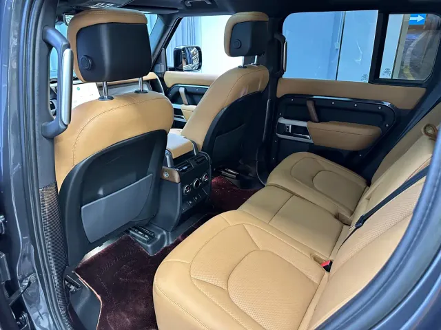 Land Rover Defender — Фото автомобиля 10