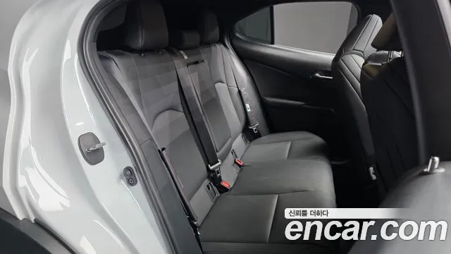 Lexus UX — Фото автомобиля 12