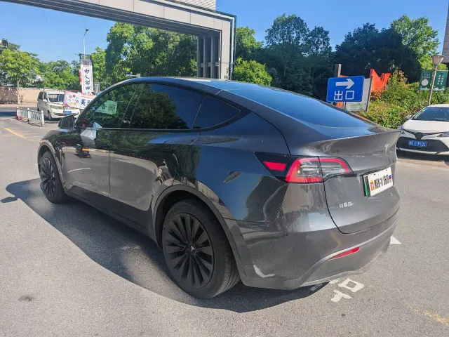 Tesla Model Y — Фото автомобиля 6