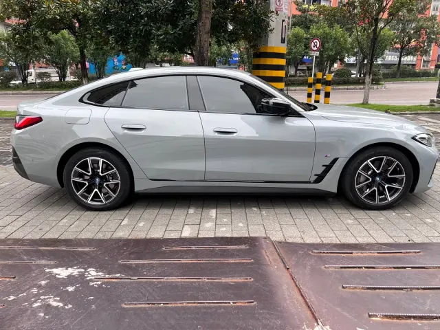 BMW i4 — Фото автомобиля 4