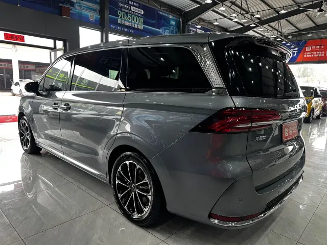 Roewe iMAX8 — Фото автомобиля 19