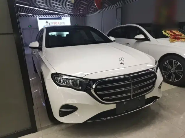 Mercedes-Benz E-Class — Фото автомобиля 3
