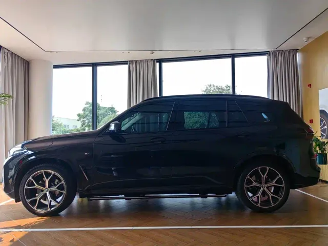 BMW BMW X5 2023 xDrive 30Li Premium M Sport Black Night Package — Фото автомобиля 3