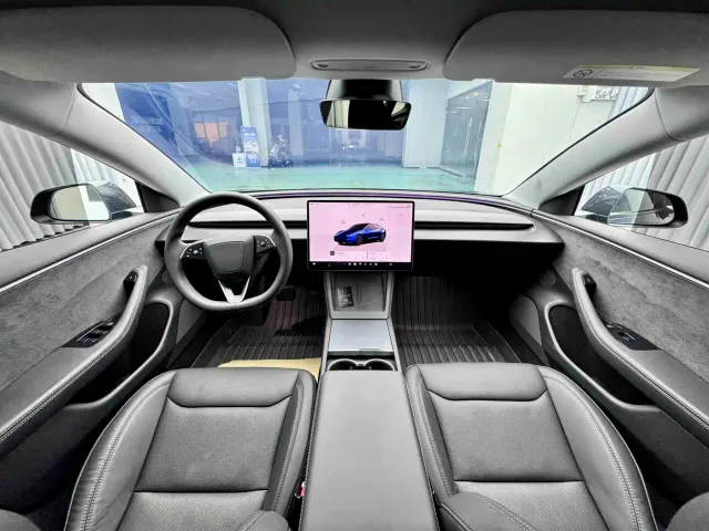 Tesla Model 3 — Фото автомобиля 11