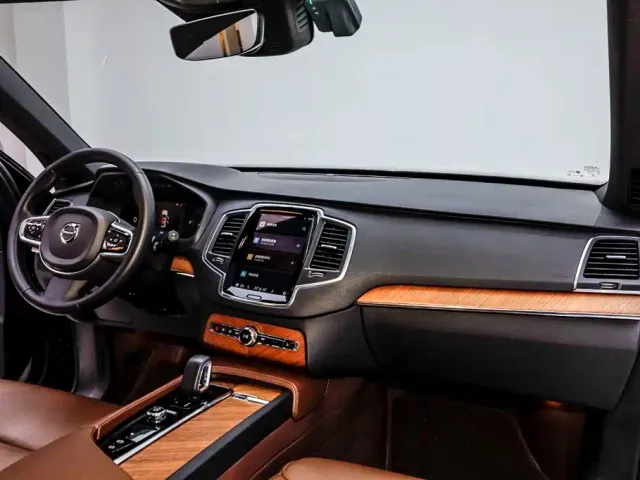 Volvo XC90 — Фото автомобиля 12