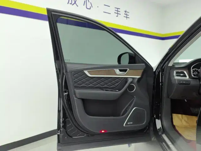 Hongqi HS7 — Фото автомобиля 7