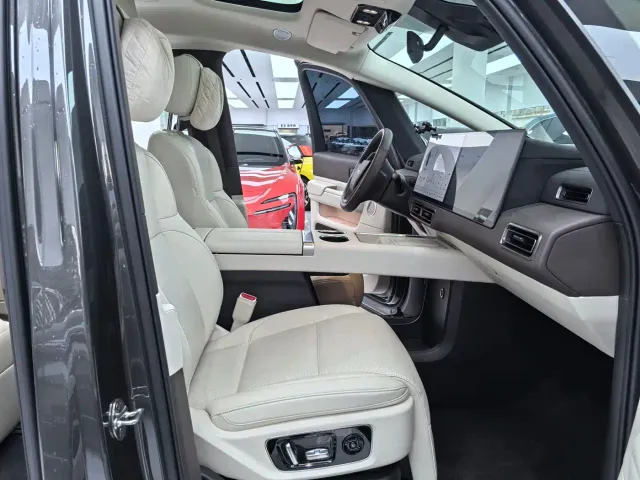 Li Auto MEGA — Фото автомобиля 13