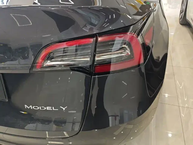 Tesla Model Y — Фото автомобиля 7