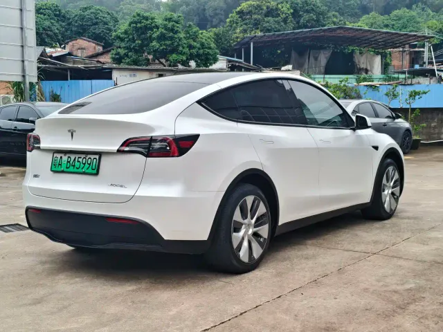 Tesla Model Y — Фото автомобиля 2