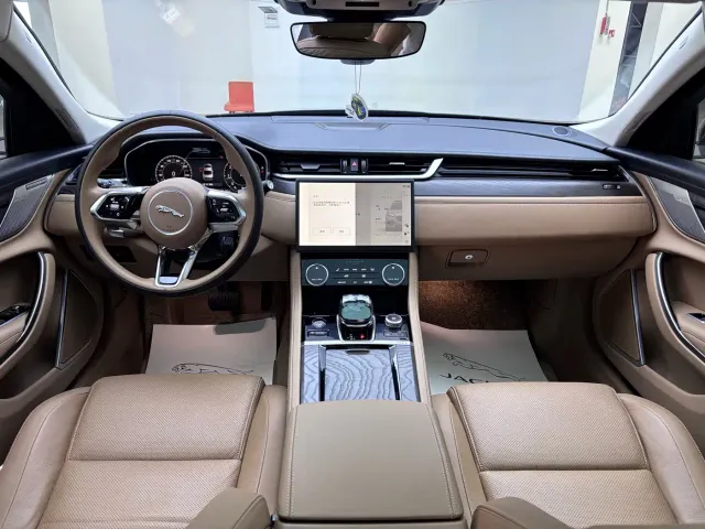 Jaguar XFL — Фото автомобиля 6