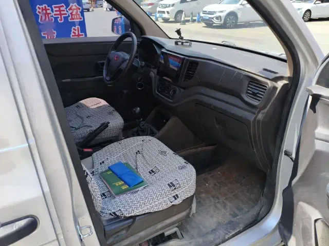 Wuling Hongguang V — Фото автомобиля 19