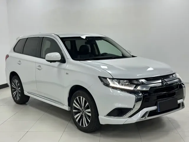 Mitsubishi Outlander — Фото автомобиля 3