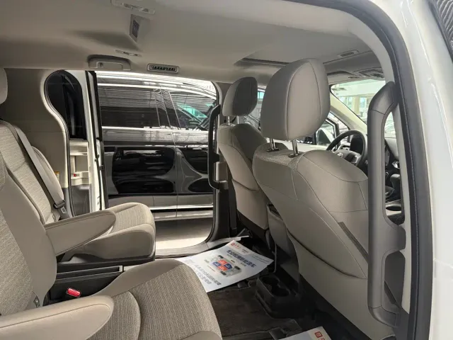 Toyota Sienna — Фото автомобиля 7